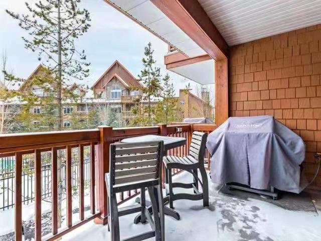 Sunny Tranquil Woods Turret In Falcon Crest Lodge Canmore Kültér fotó