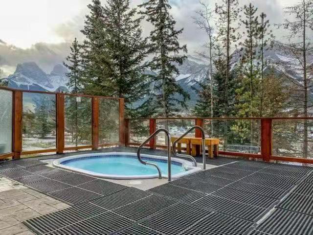 Sunny Tranquil Woods Turret In Falcon Crest Lodge Canmore Kültér fotó